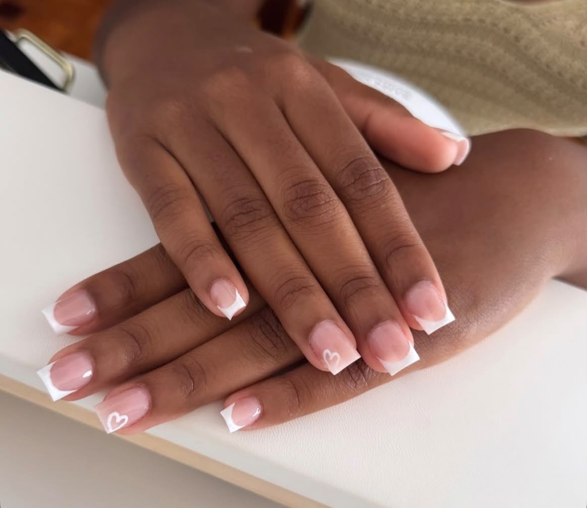 Depois de unhas francesinha branca com detalhe de coração