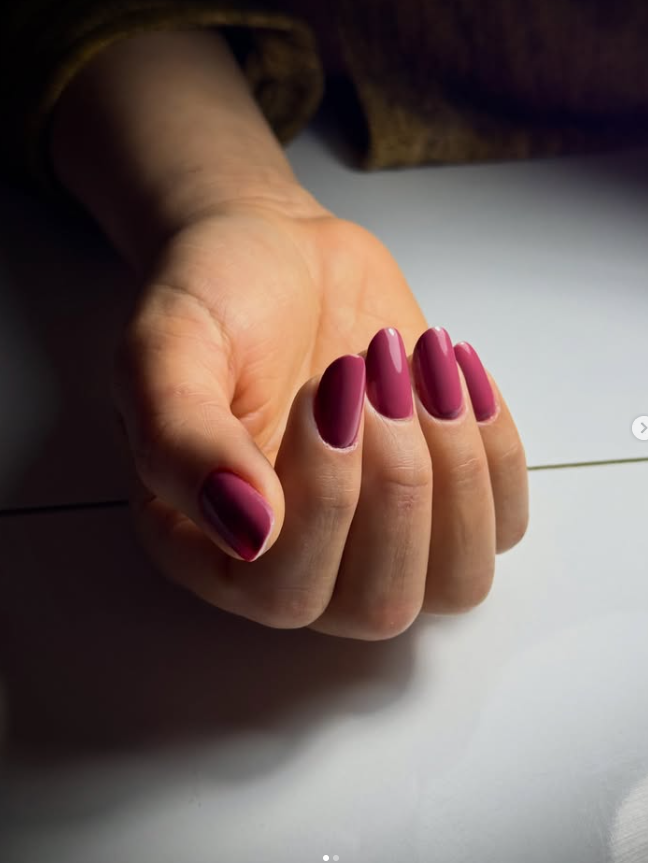 Unhas em tom berry com formato arredondado