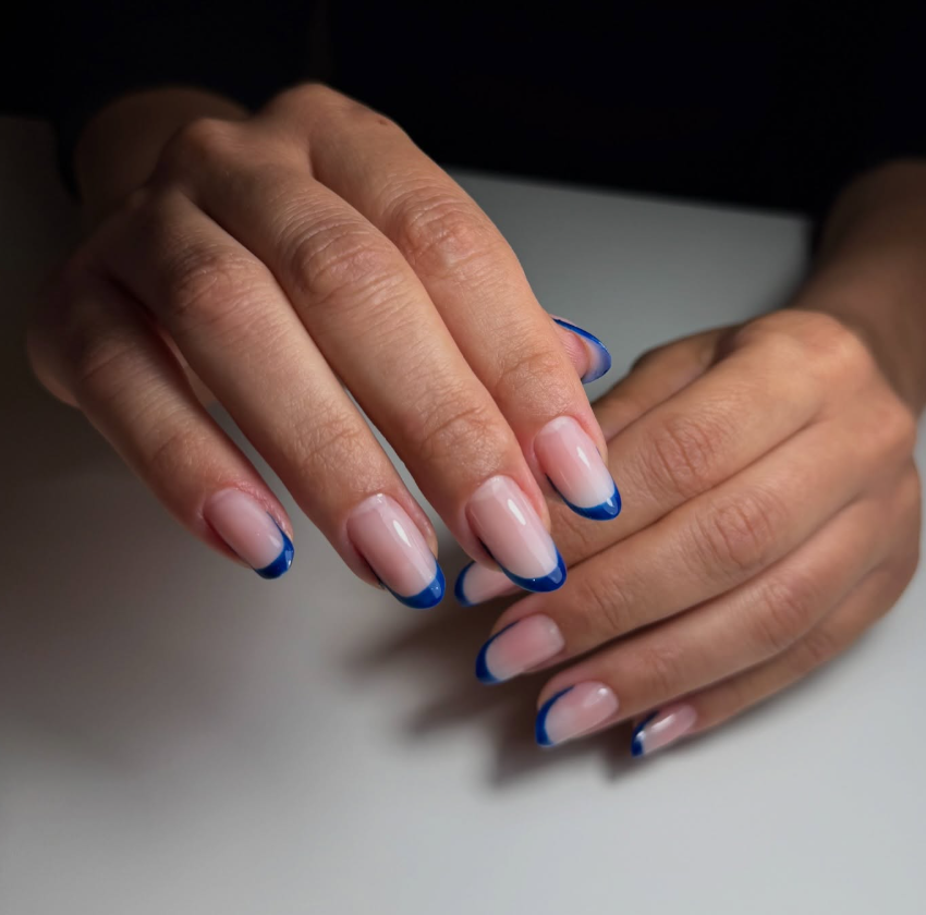 Unhas com francesinha azul em acabamento brilhante