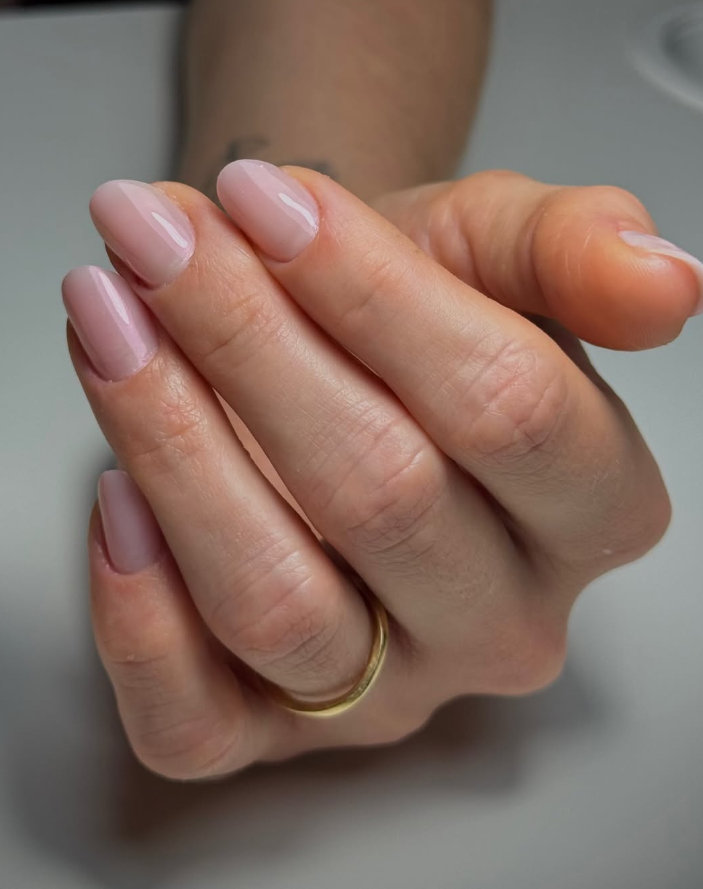 Unhas nude arredondadas com acabamento natural