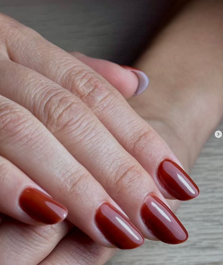 Unhas vermelhas amendoadas com brilho intenso