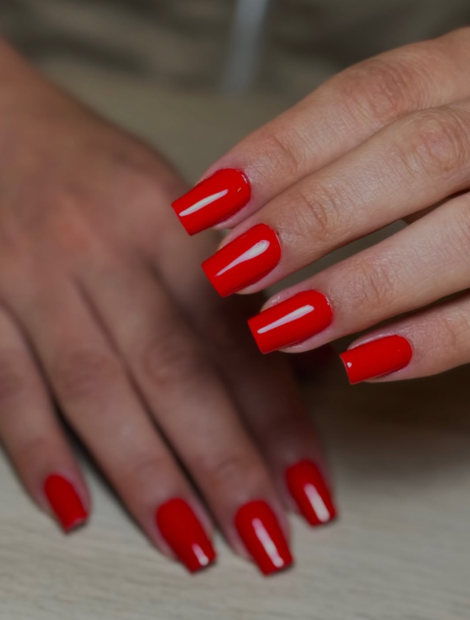 Unhas vermelhas em formato quadrado com acabamento brilhante
